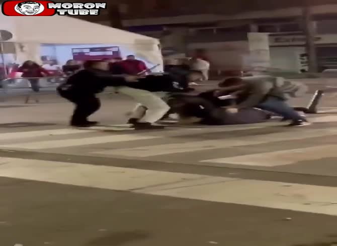 Video: In Spain, the mob neutralizes a guy brandishing a knife